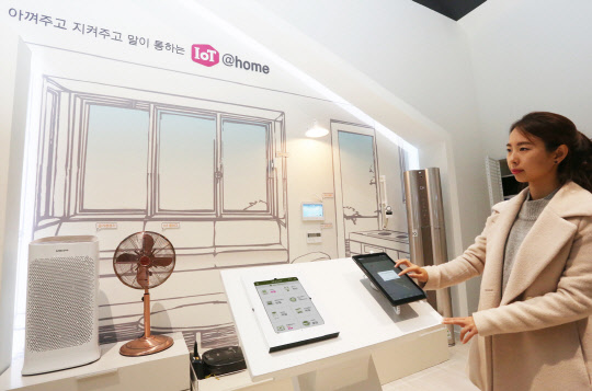 LG유플러스는 대우건설 연희 파크 푸르지오 아파트 모델하우스에 유·무선 통합 가정용 사물인터넷(홈 IoT) 시스템과 홈 IoT 애플리케이션 시연존을 구축했다고 29일 밝혔다. LG유플러스 모델이 관련 애플리케이션을 시연하고 있다. <LG유플러스 제공>